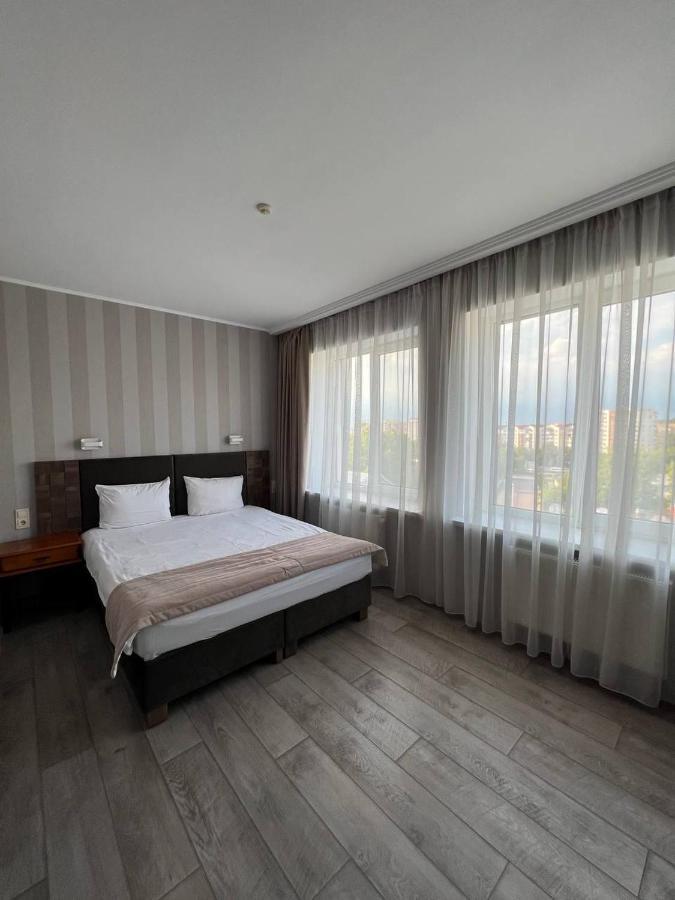 Pallada Hotel Ternopil Esterno foto
