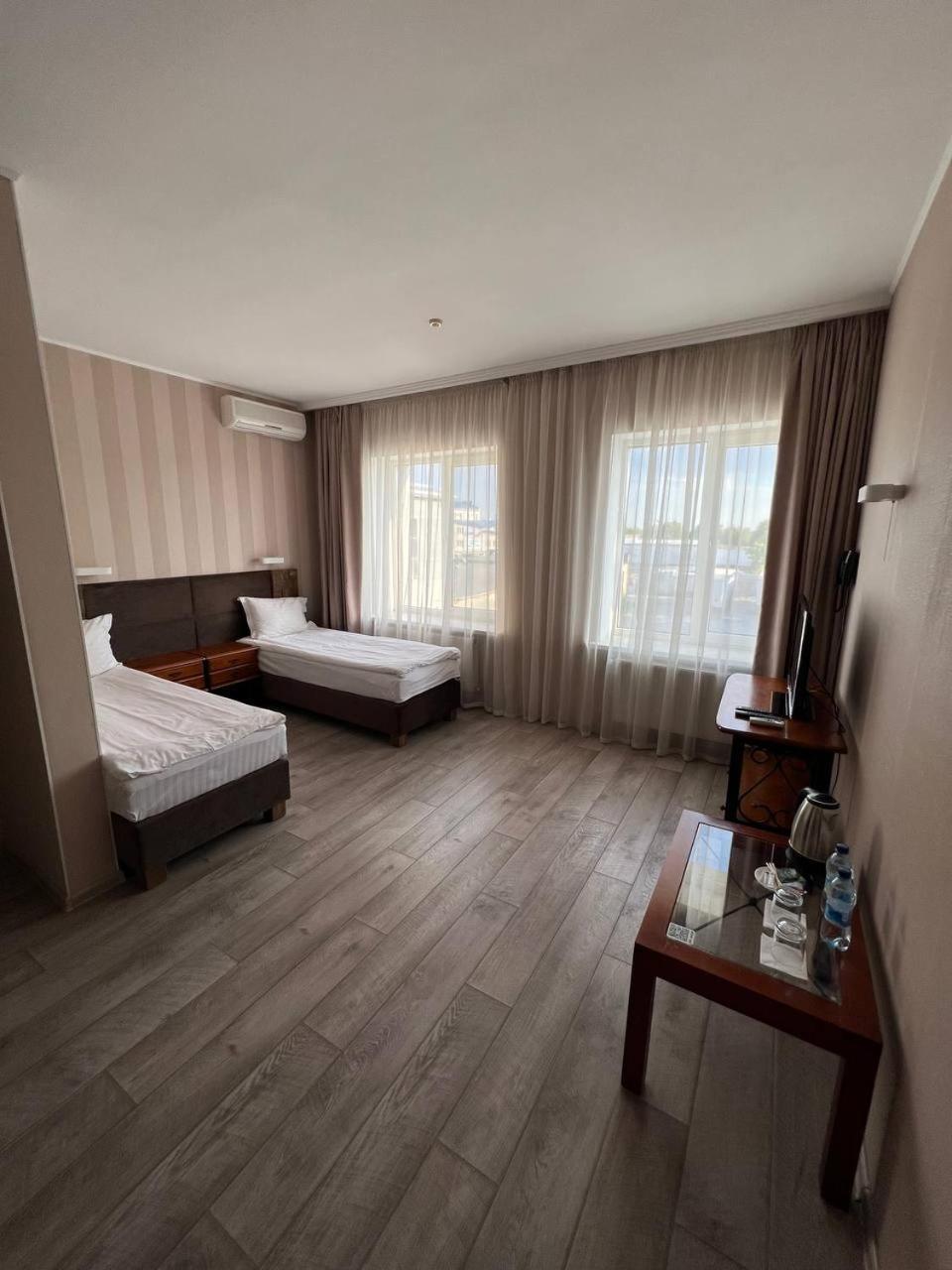 Pallada Hotel Ternopil Esterno foto
