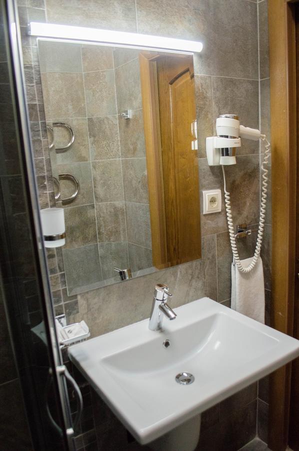 Pallada Hotel Ternopil Esterno foto