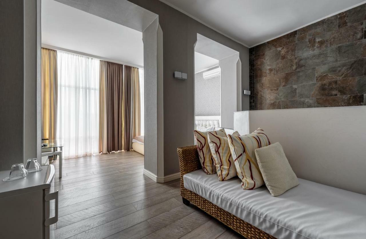 Pallada Hotel Ternopil Esterno foto